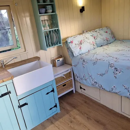 Delilah The Shepherd'S Hut Sidlesham Exterior photo