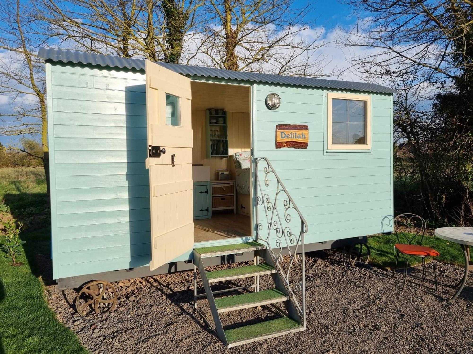 Delilah The Shepherd's Hut Apartment Sidlesham